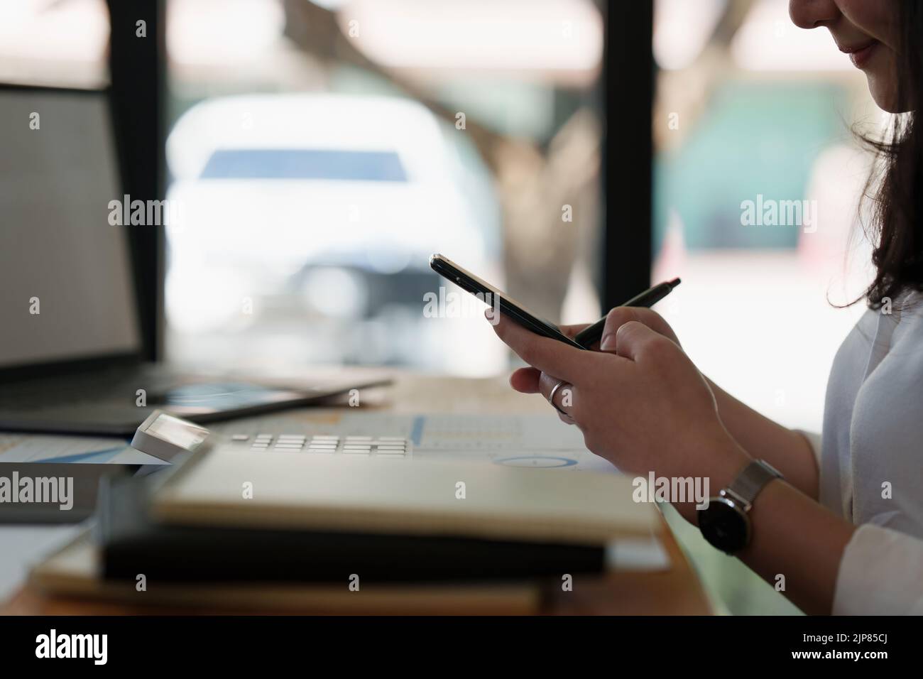 Eine Geschäftsfrau vervollständigt KYC mithilfe eines Online-Banking-Programms, um ein digitales Sparkonto zu eröffnen. Die Definition von Cyber-Sicherheit Stockfoto