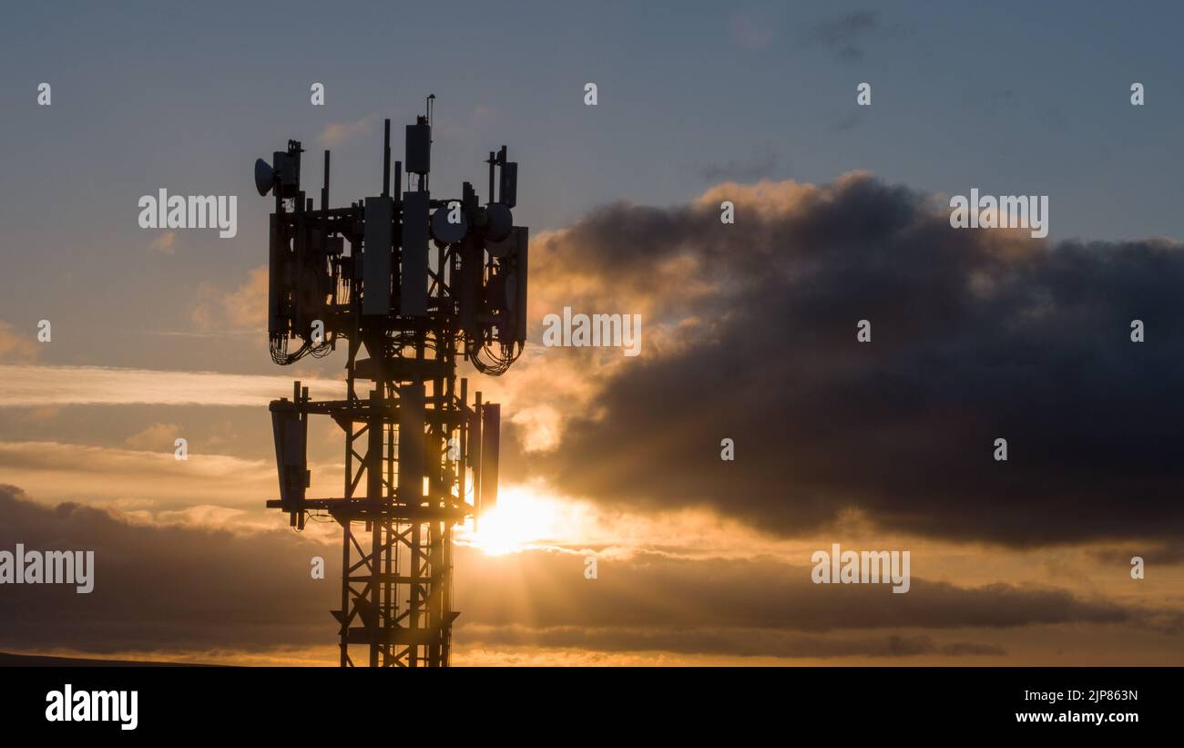 Sonnenaufgang über einem Telecommes-Turm oder Mobilfunkmast Stockfoto