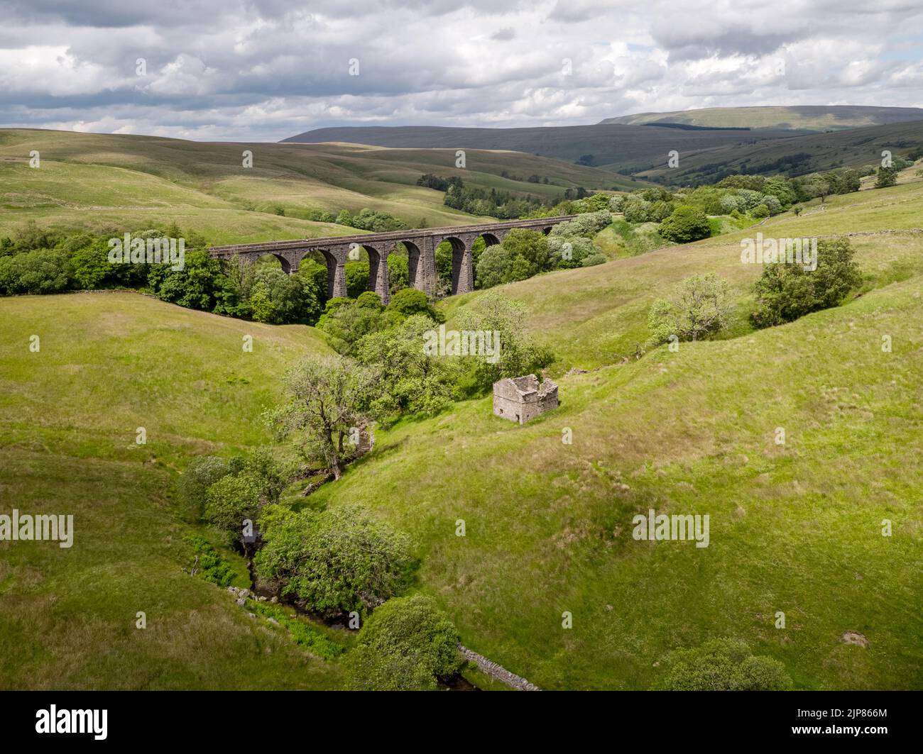 Drohnenaufnahme des Viadukts von Dent Head auf der Settle Carlisle Railway, North Yorkshire Stockfoto