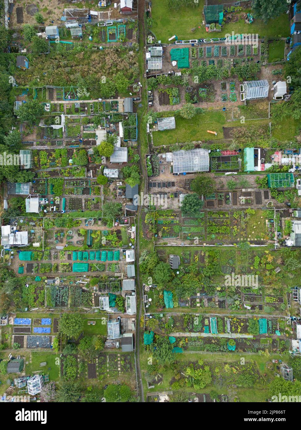 Eine Drohnenaufnahme verschiedener Grundstücke in einer Zuteilung, Micklethwaite, West yorkshire. Stockfoto