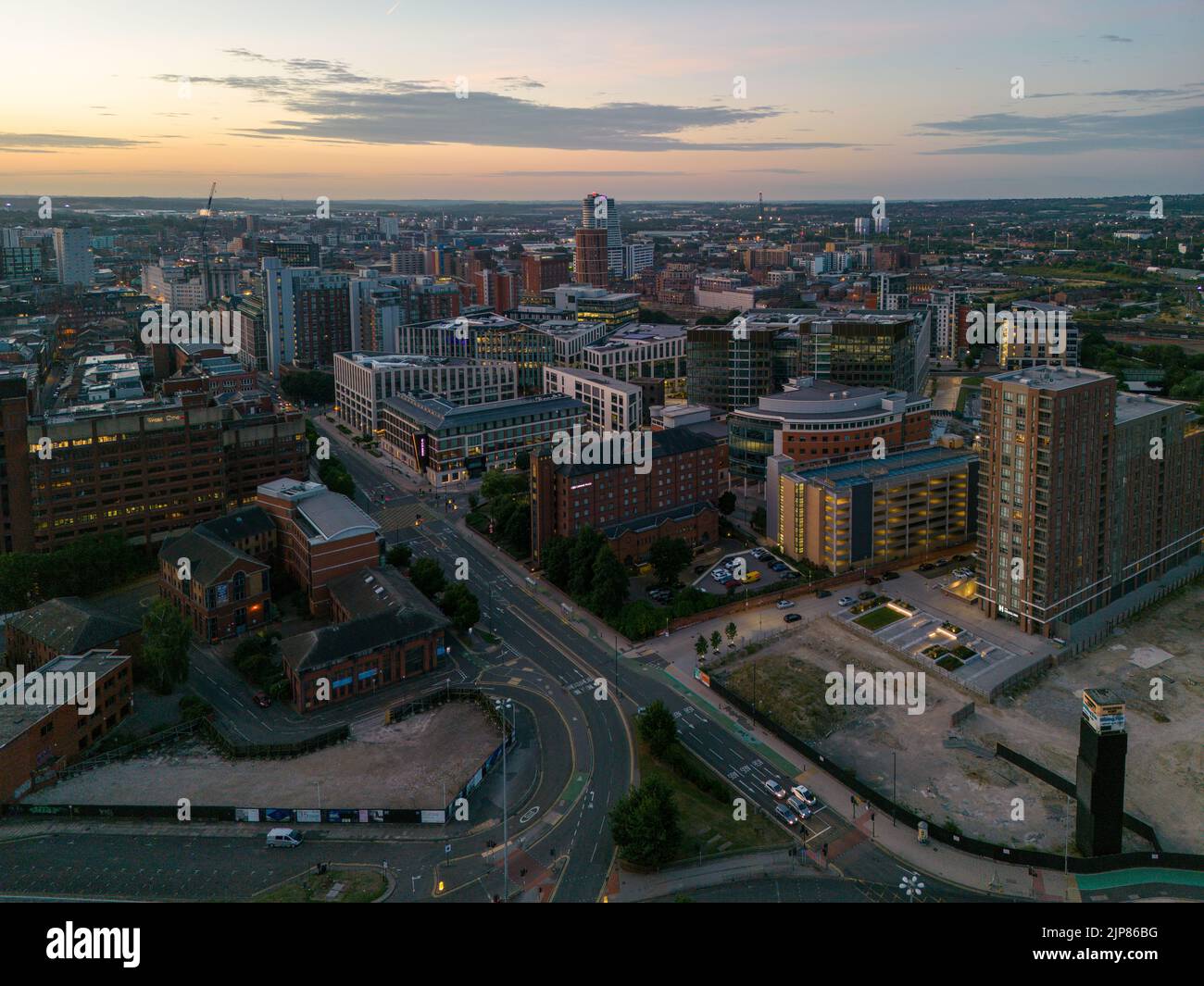 Drohnenaufnahme des Stadtzentrums von Leeds mit der inneren Ringstraße von Leeds A58 im Vordergrund Stockfoto