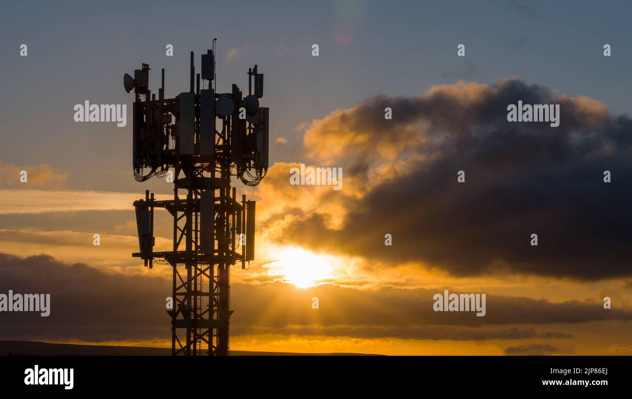 Sonnenaufgang über einem Telecommes-Turm oder Mobilfunkmast Stockfoto