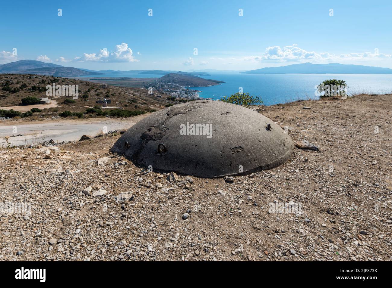 Ein militärischer Betonbunker, der hoch oben thront, blickt über die Hügel rund um Saranda, Albanien. Die Überreste der kommunistischen Ära in Albanien Stockfoto