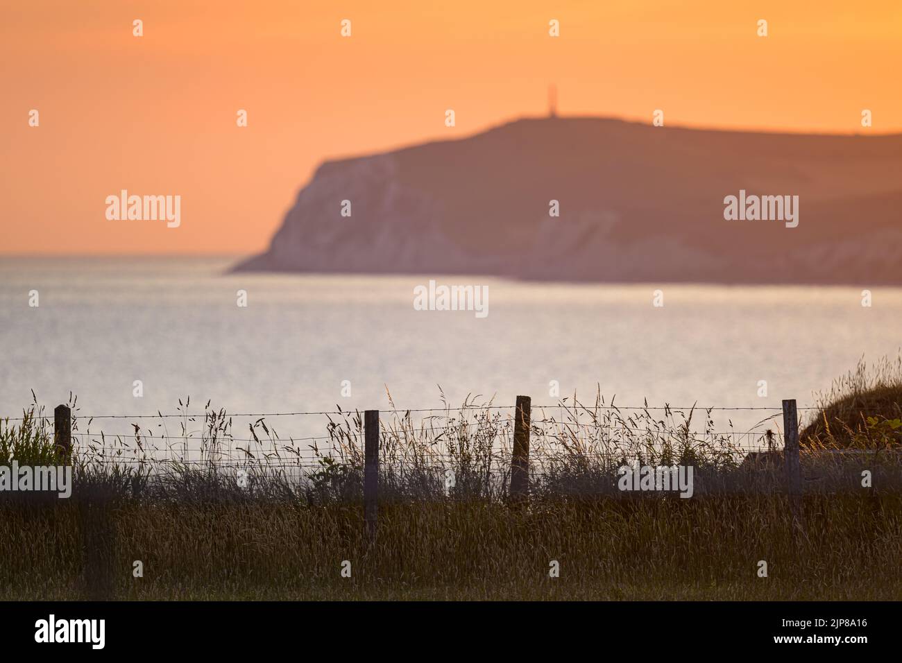 Farbenprächtiger Sonnenaufgang am Cap Gris Nez (Frankreich) im Sommer, ruhiges Meer Stockfoto