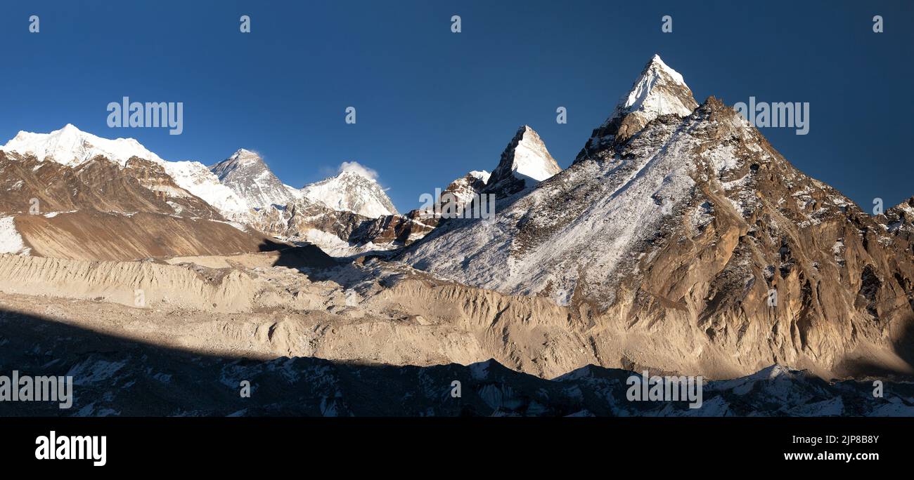 Panoramablick vom Gokyo-Tal zum Ngozumba-Gletscher und Mount Everest, Nepal Stockfoto