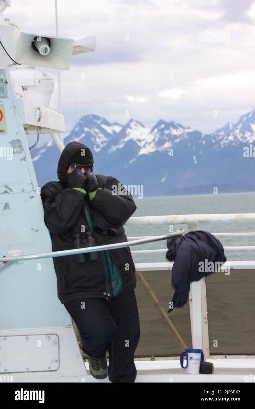 Weibliche Touristin auf einer Kreuzfahrt in Alaska Stockfoto