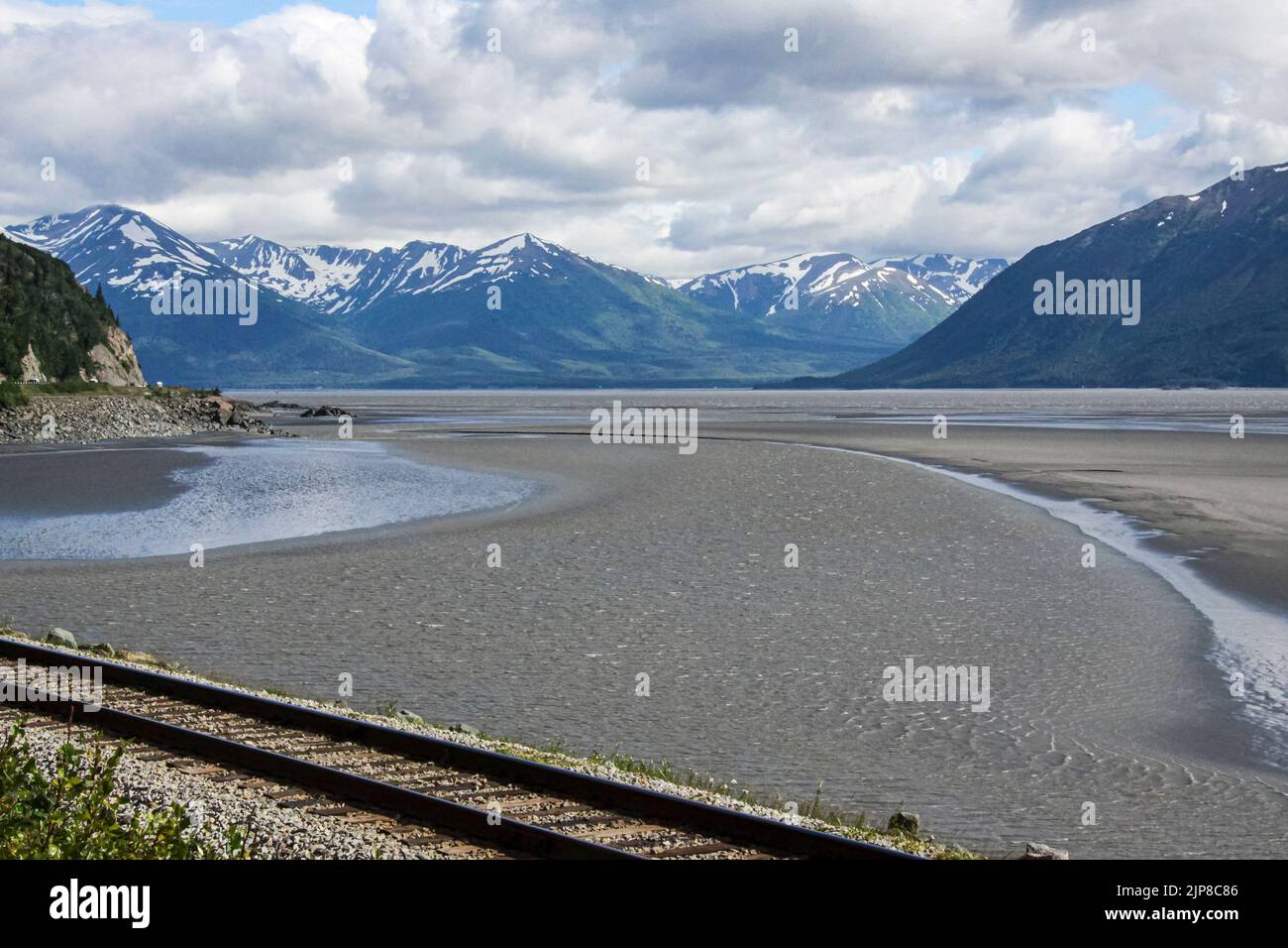 Whittier ist eine Stadt am Kopf des Passage-Kanals im US-Bundesstaat Alaska, etwa 58 Meilen (93 km) südöstlich von Anchorage.[4] die Stadt liegt innerhalb der Stadt Stockfoto