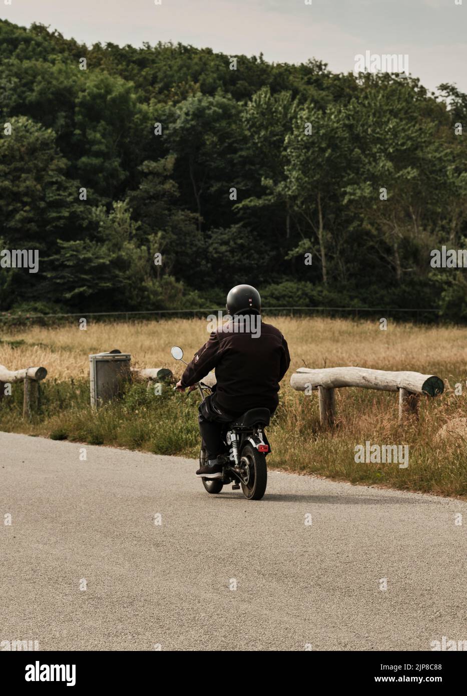 Eine vertikale Aufnahme eines Mannes, der auf einem Motorrad fährt Stockfoto