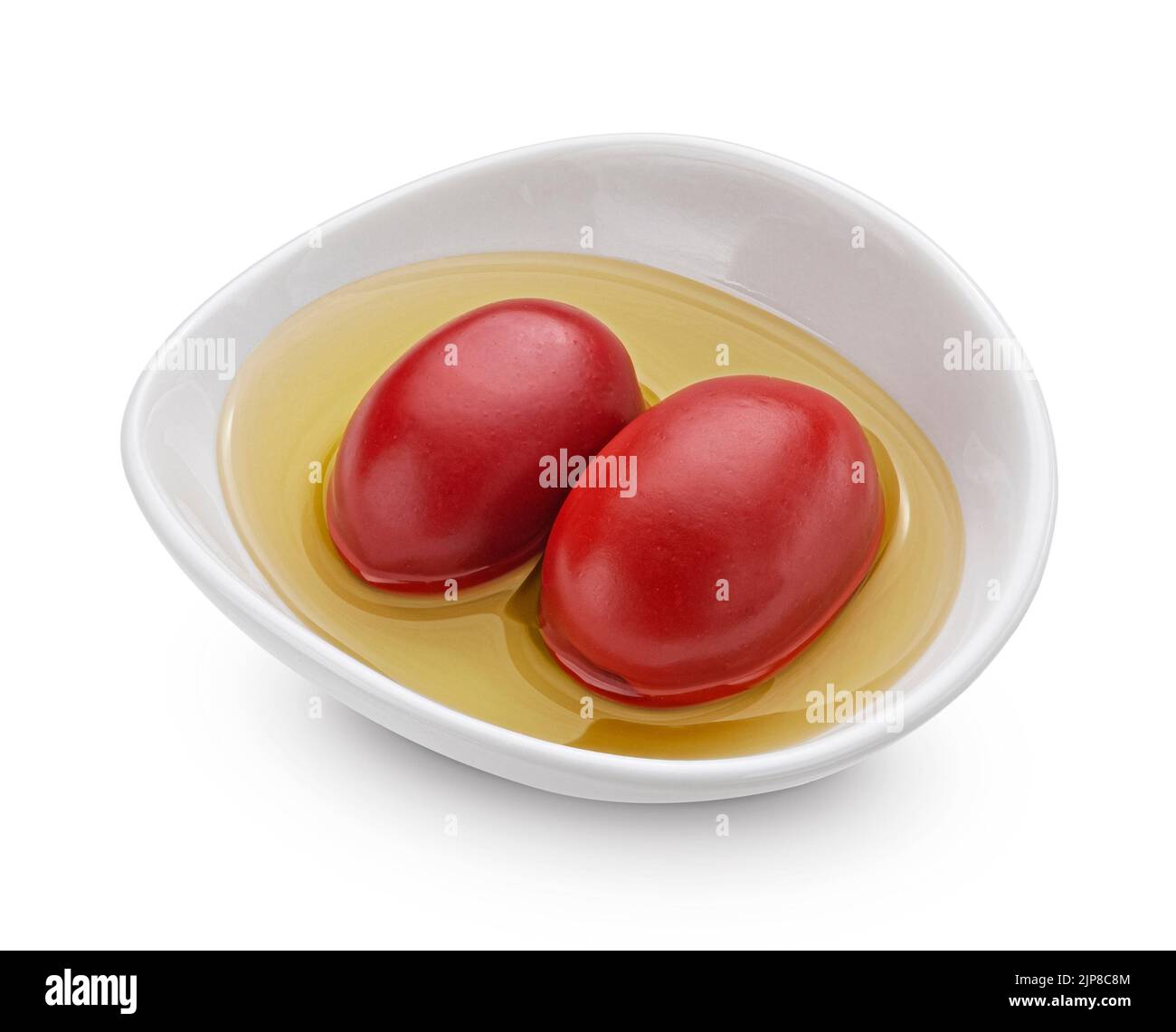 Rote Oliven mit Öl isoliert auf weißem Hintergrund Stockfoto