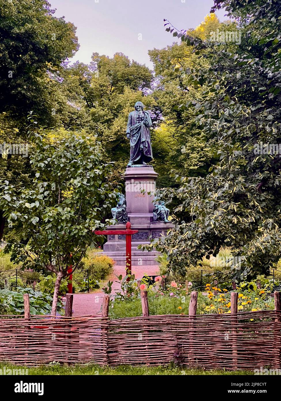 Die Carl von Linné Statue im Humlegården Park [ Humlegarden ] ist ein wichtiger Park im Stadtteil Östermalm in Stockholm, Schweden. Stockfoto