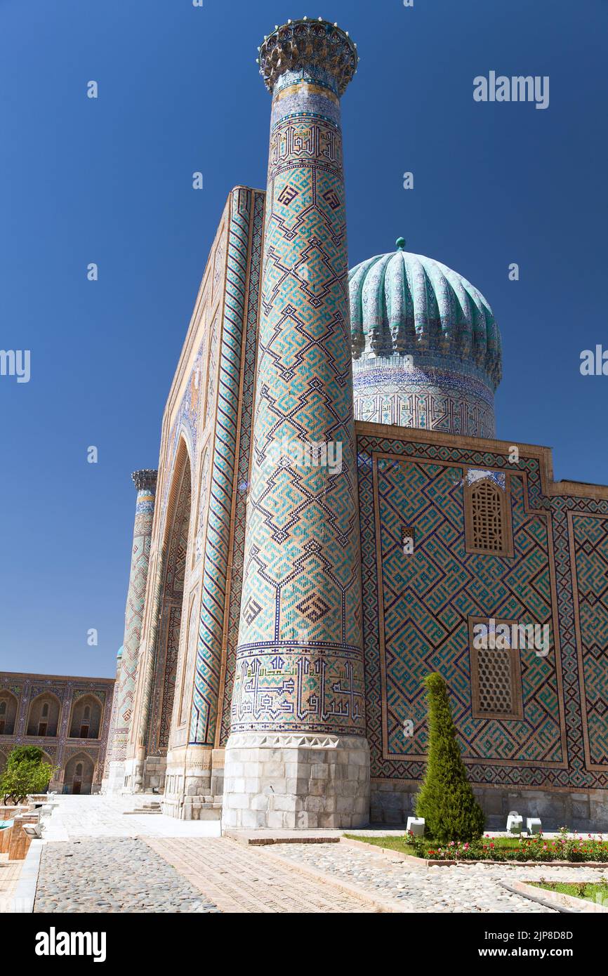 Blick auf Sher Dor Medressa - Registan - Samarkand - Usbekistan Stockfoto