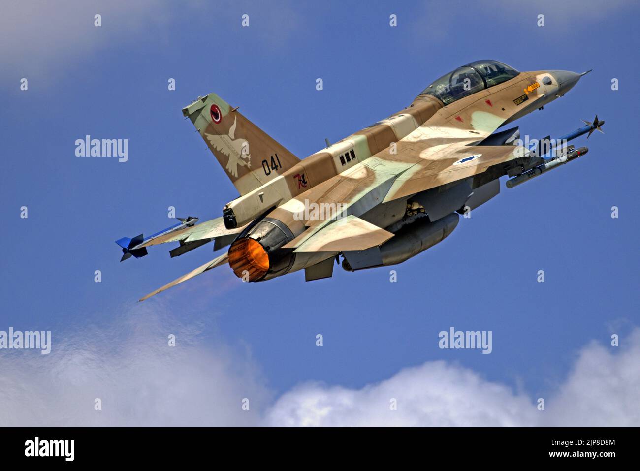 Israelische Luftwaffe (IAF) General Dynamics F-16 im Flug mit blauem Himmel Hintergrund. Stockfoto