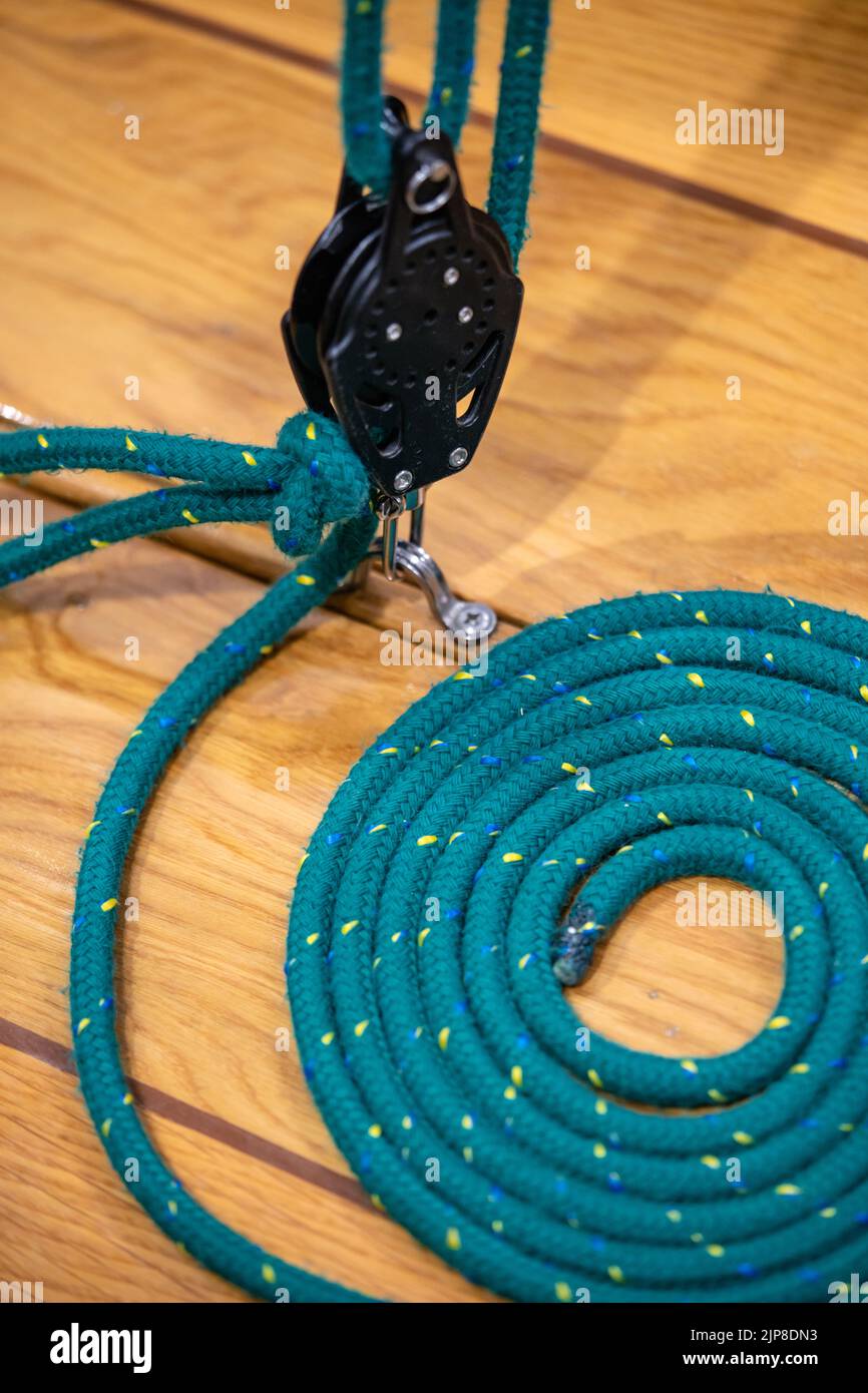 Kleine Seilrolle mit Seilen auf Holzsegelschiff. Stockfoto
