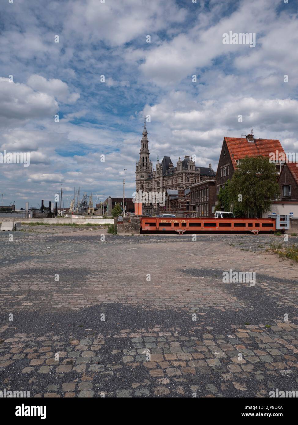 Antwerpen, Belgien, 02. Juli 2022, Vertikales Stadtbild an den Schelde-Kais am rechten Ufer von Antwerpen Stockfoto