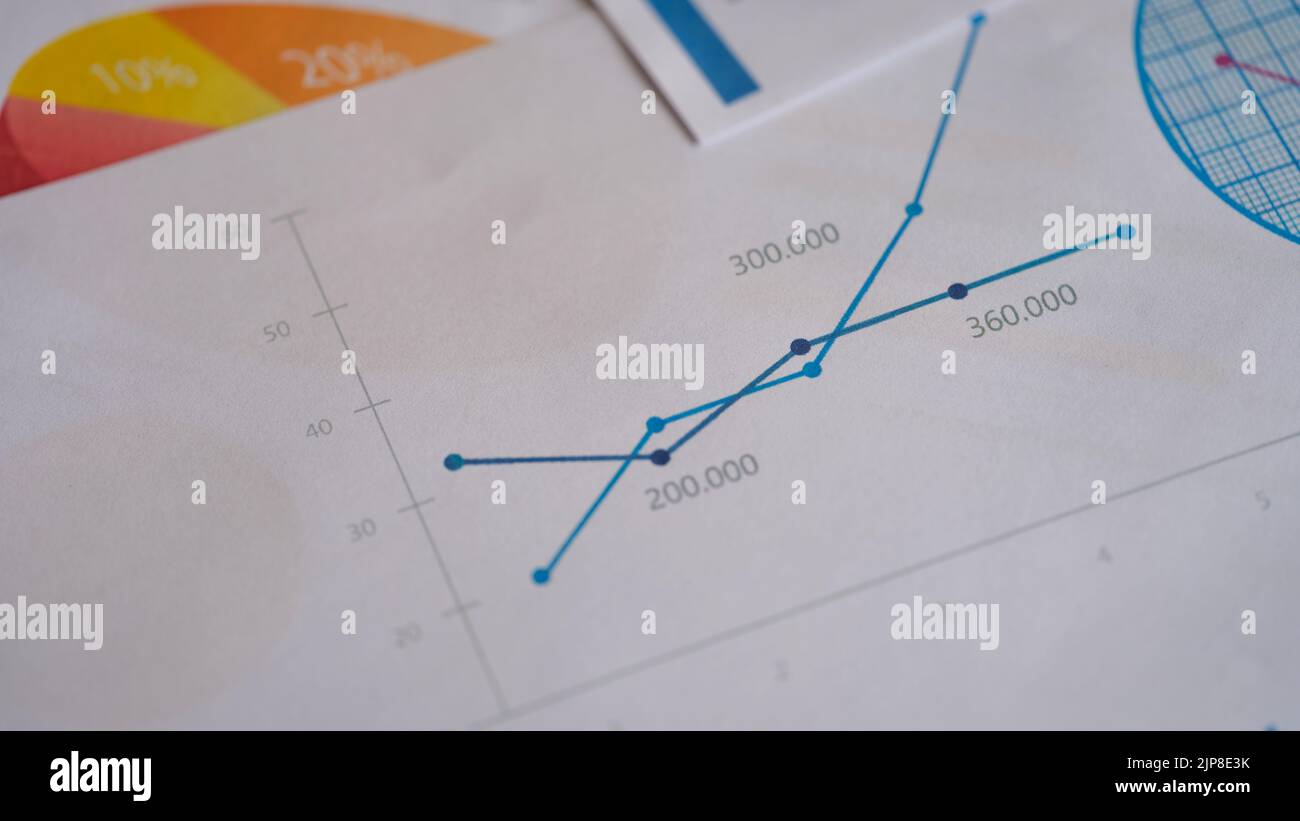 Dokumente mit bunten Diagrammen, Grafiken und Diagrammen Stockfoto