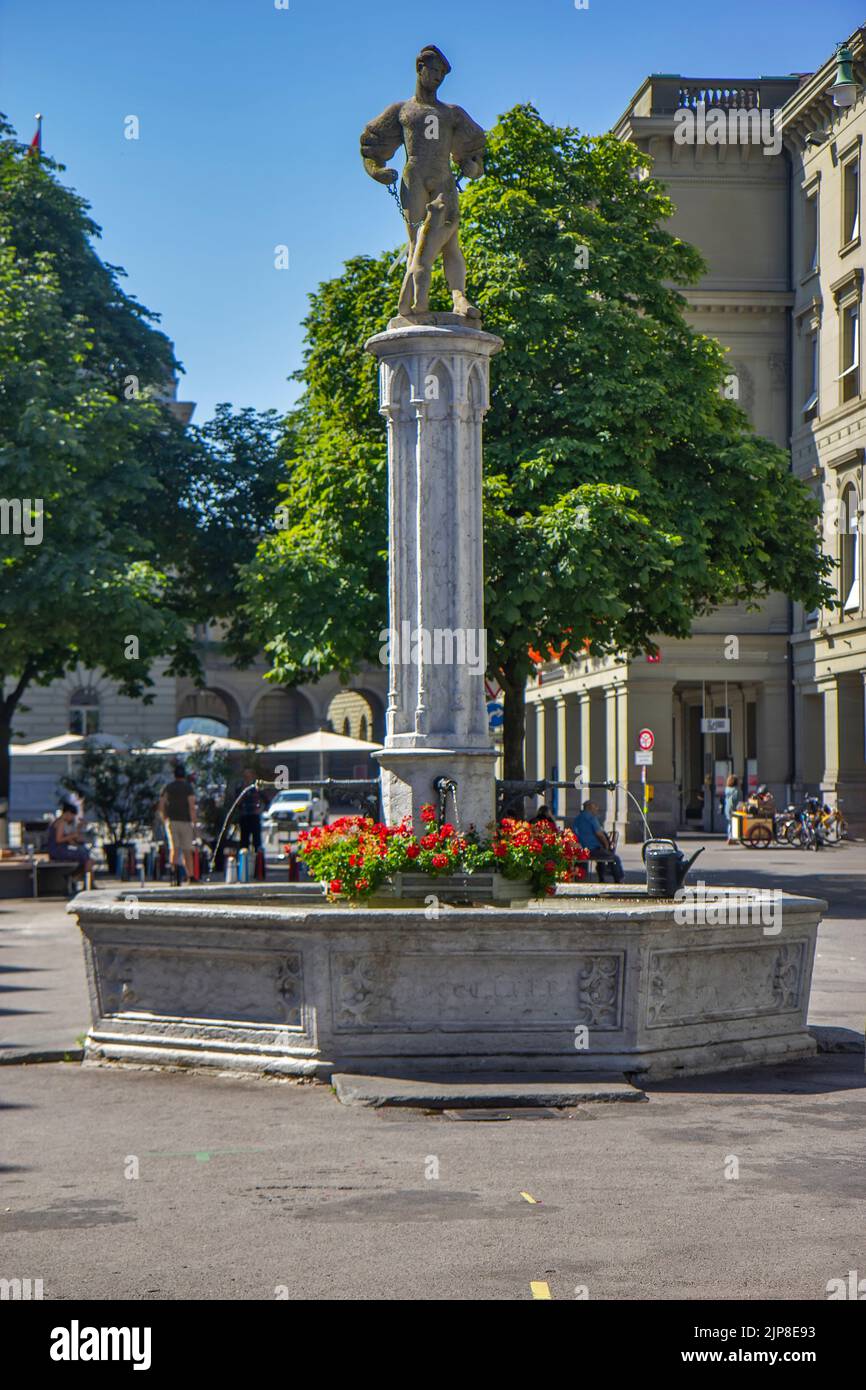 Mittelalterliche Bärenplatz Statue und Brunnen in der Altstadt, Bern, Schweiz Stockfoto