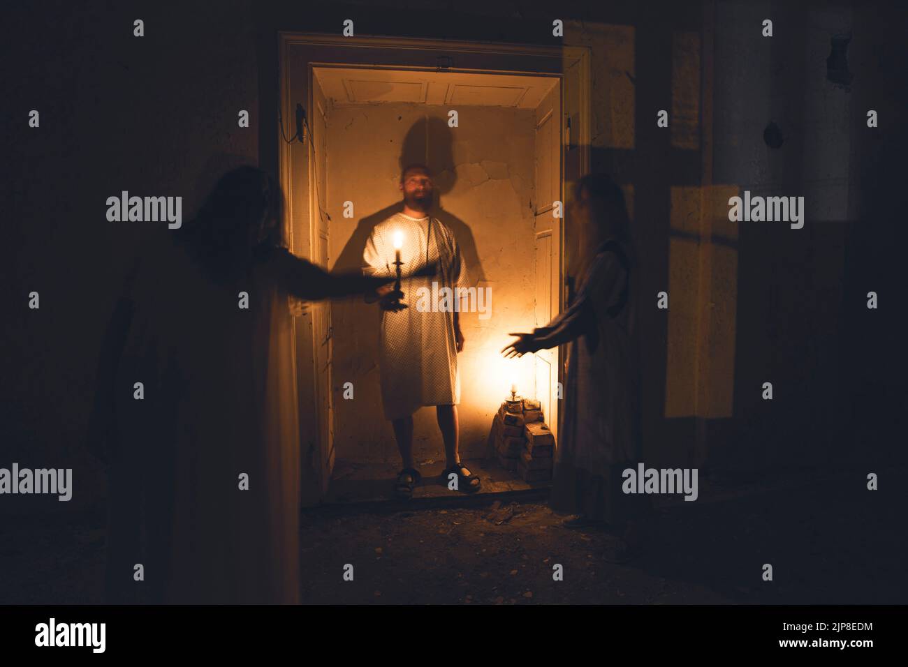Geister in verlassenen, verwunschenen Haus. Horrorszene von unheimlichen Geistern, halloween-Konzept. Stockfoto