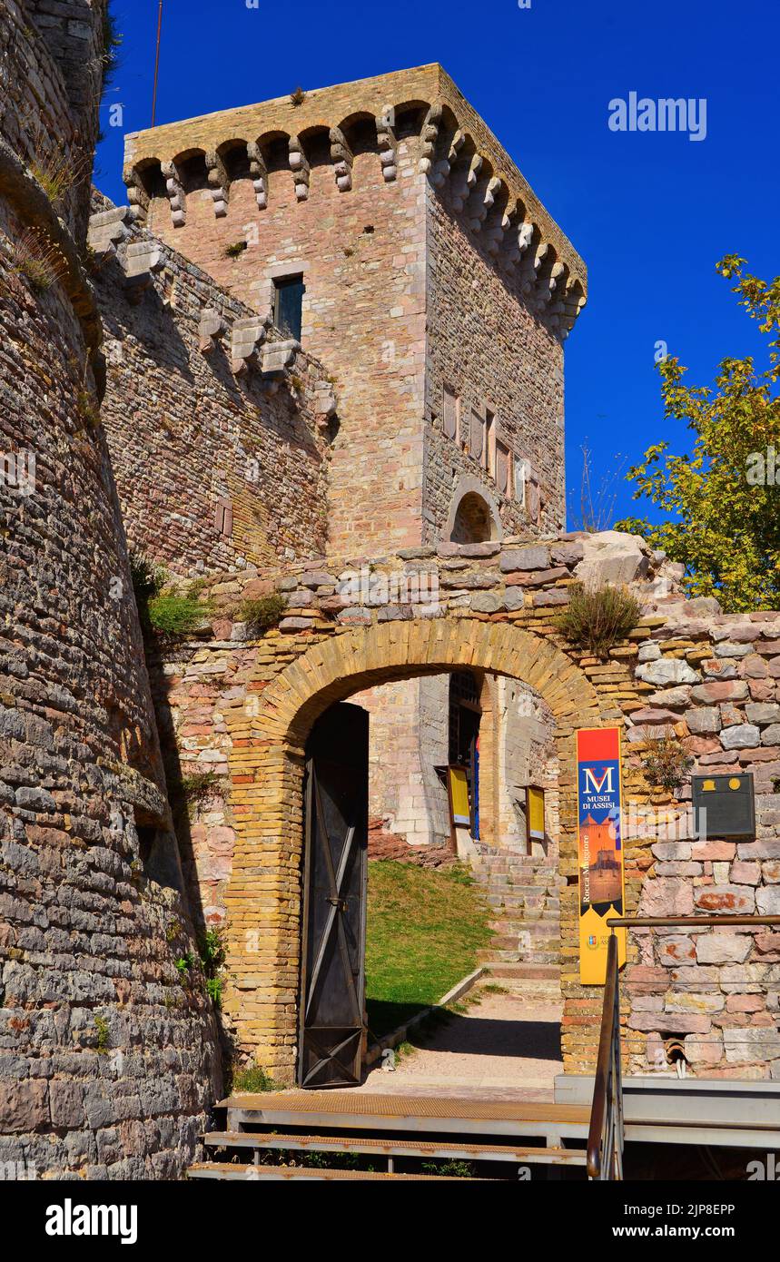 Eingang von Rocca Maggiore (große Festung) antike Ruinen, an der Spitze der mittelalterlichen Stadt Assisi Stockfoto