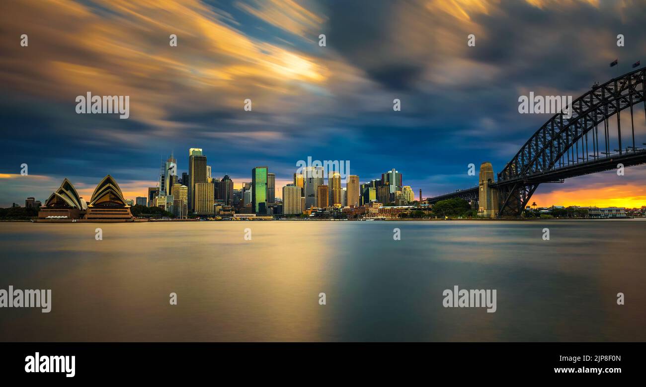 Skyline von Sydney bei Sonnenuntergang mit Harbour Bridge Stockfoto