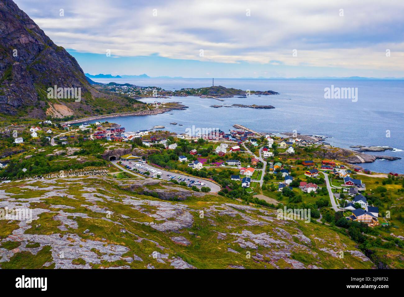 Reine Fischerdorf umgeben von hohen Bergen und Fjorden auf den Lofoten Inseln Stockfoto