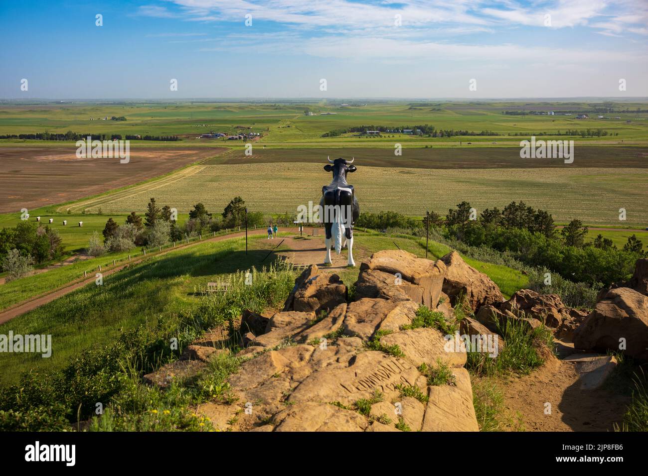 New Salem, ND, USA - 19. Jun 2022: Salem She, die größte Holsteinkuh der Welt, wurde 1974 zu Ehren der lokalen Milchwirtschaft gebaut. Am Straßenrand Stockfoto