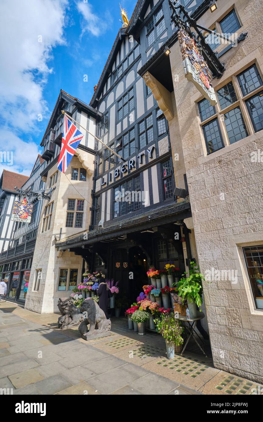 Der Vordereingang des berühmten britischen Kaufhauses Liberty im Tudor-Stil, das auf Textilien spezialisiert ist. In der Gegend von Carnaby, SoHo in London, England Stockfoto