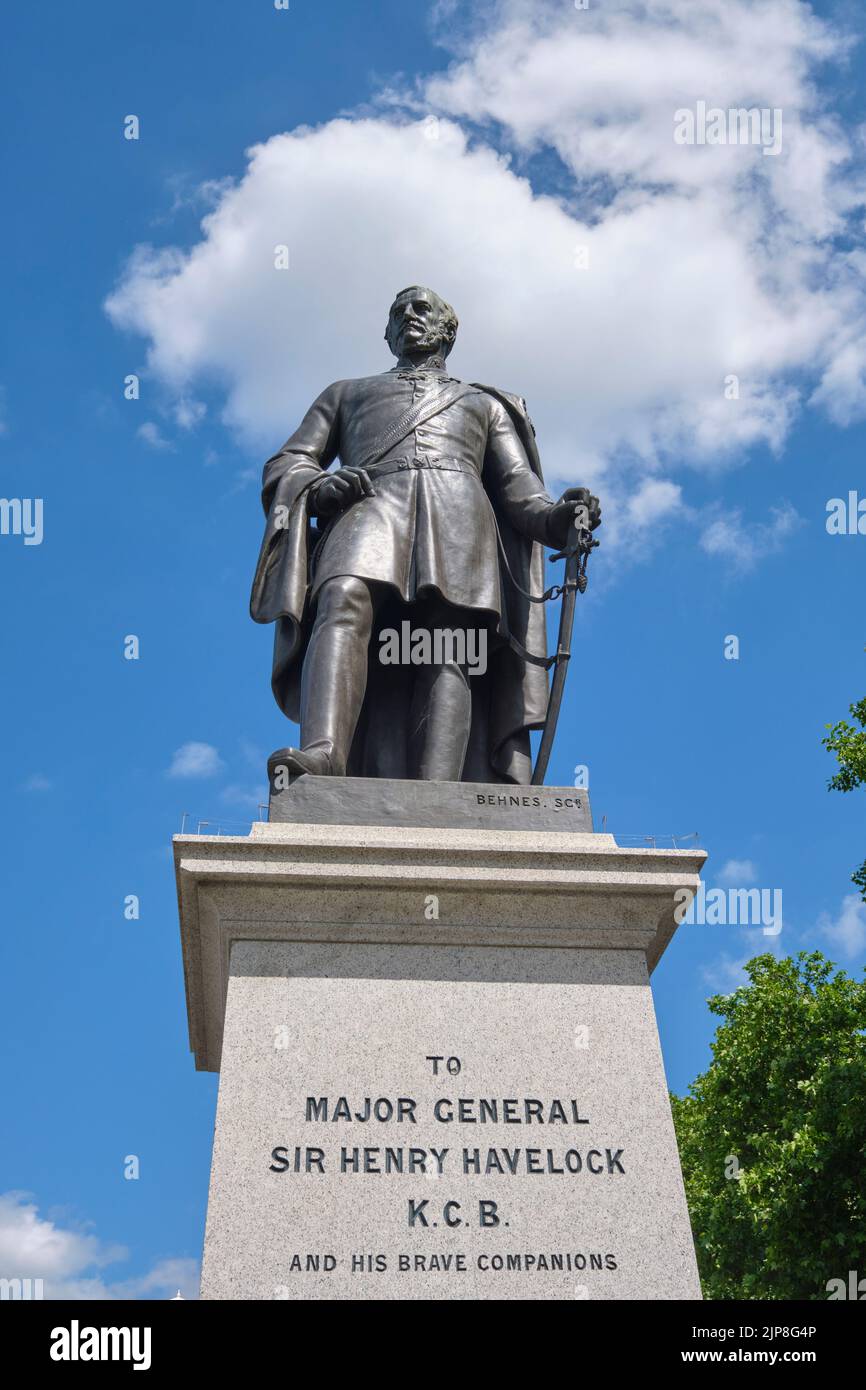 Eine Bronzestatue des Generalmajors Sir Henry Havelock. Am Trafalgar Square vor dem National Gallery Museum London, England, Großbritannien. Stockfoto