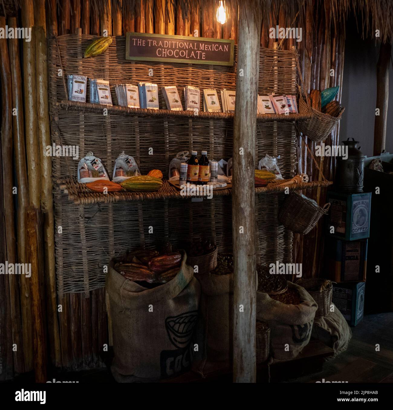 Ein kleiner, lokaler Schokoladenladen mit Strohdach und Holzdekorationen, Costa Maya, Mexiko Stockfoto