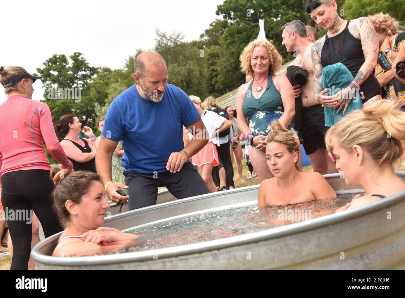 Wohlbefinden, Performance-Coach und offizieller Wim Hof Method Instructor will van Zyl nimmt an einer Eisbadsession Teil @ Familienfestival Camp Beestival @ Lulworth Castle and Estate, Dorset 28. - 31 2022. Juli Stockfoto