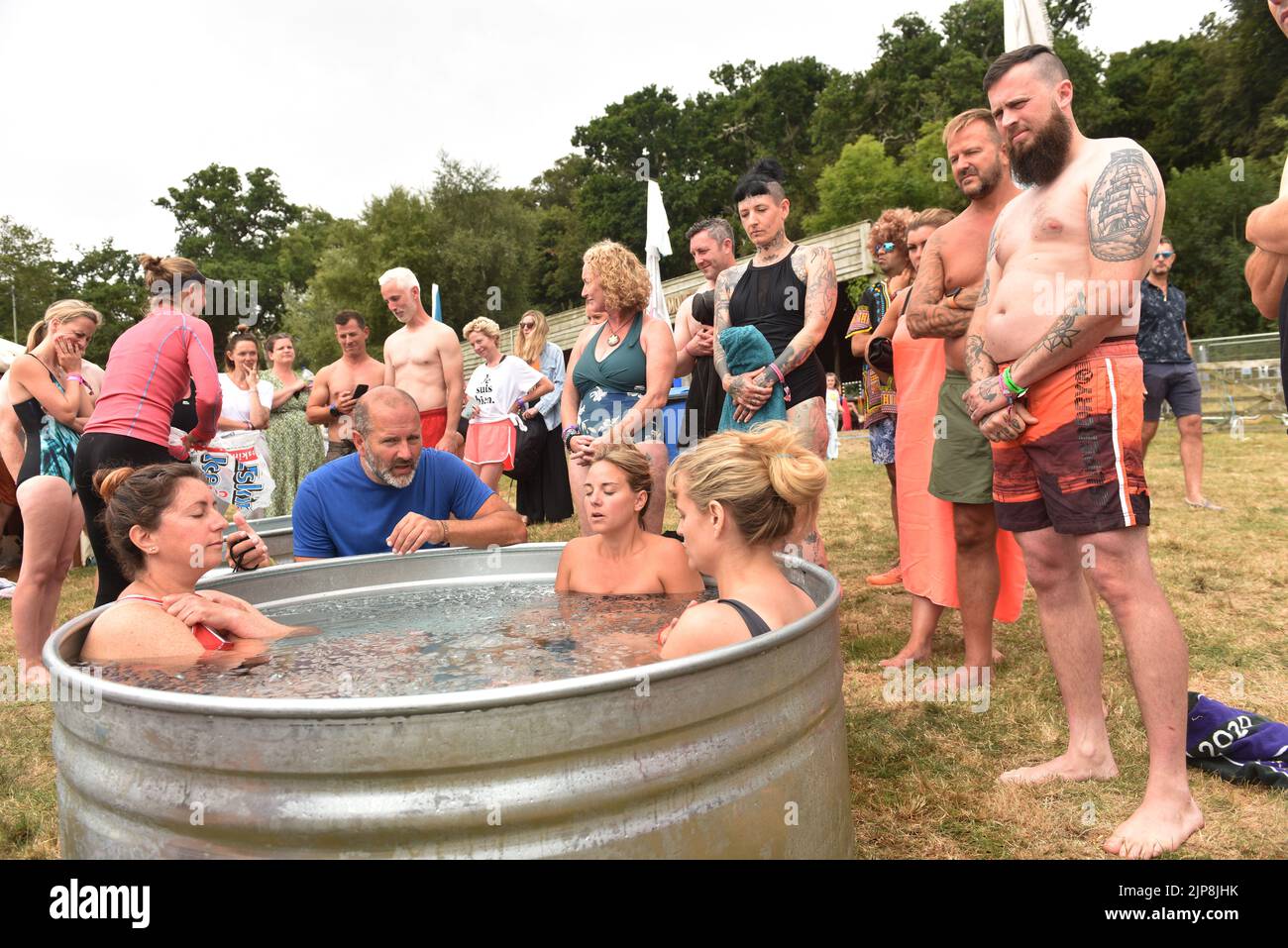 Wohlbefinden, Performance-Coach und offizieller Wim Hof Method Instructor will van Zyl nimmt an einer Eisbadsession Teil @ Familienfestival Camp Beestival @ Lulworth Castle and Estate, Dorset 28. - 31 2022. Juli Stockfoto