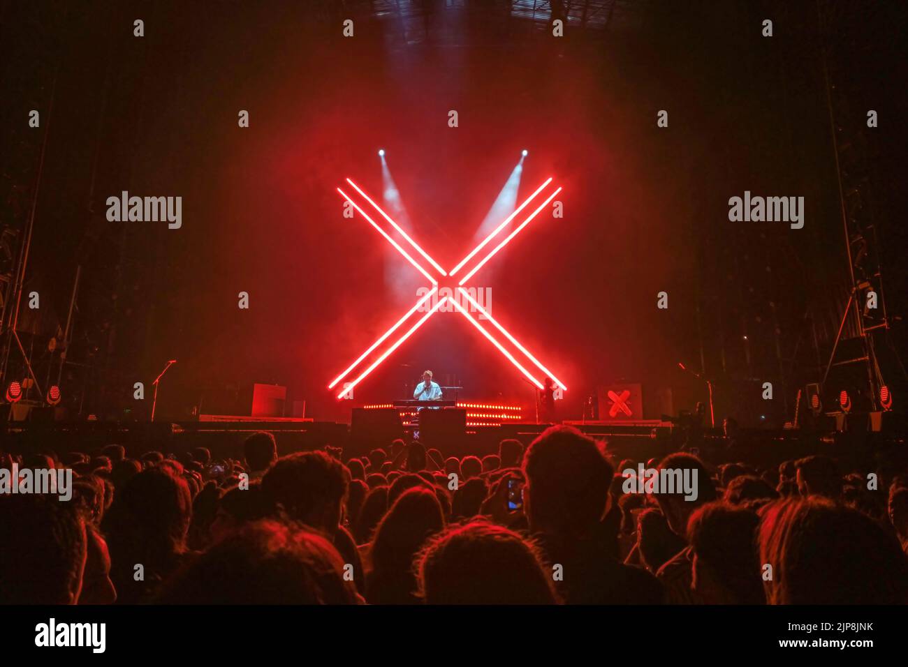 Huelva, Spanien - 25. Mai 2022: Der Sänger Manuel Carrasco bei einem Konzert in seiner Heimatstadt Isla Cristina in Huelva, Andalusien, Spanien Stockfoto