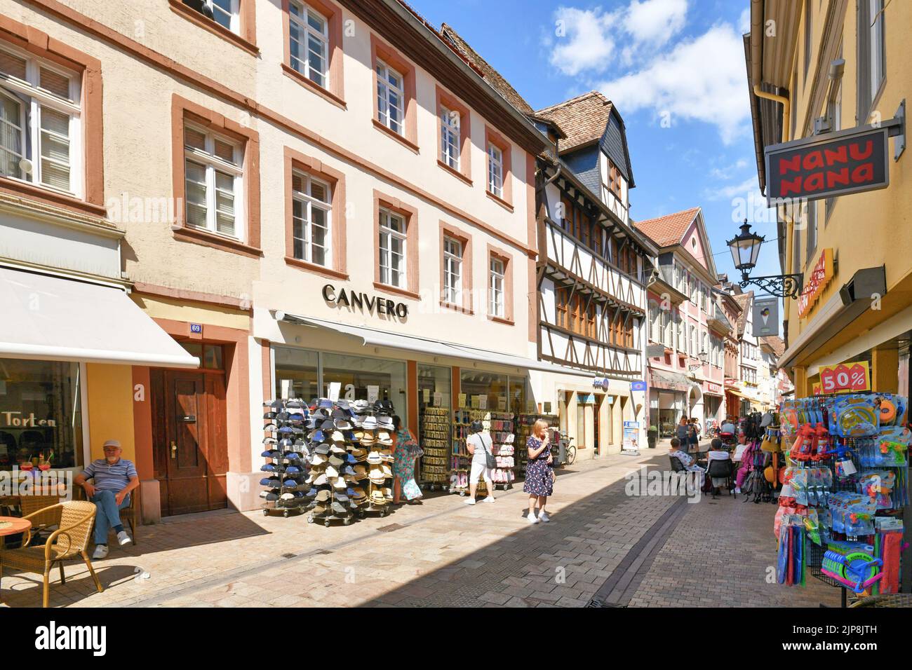 Neustadt an der Weinstraße, Deutschland - August 2022: Alte Altstadt mit kleinen Geschäften, Straßencafés und Menschen an sonnigen Tagen Stockfoto