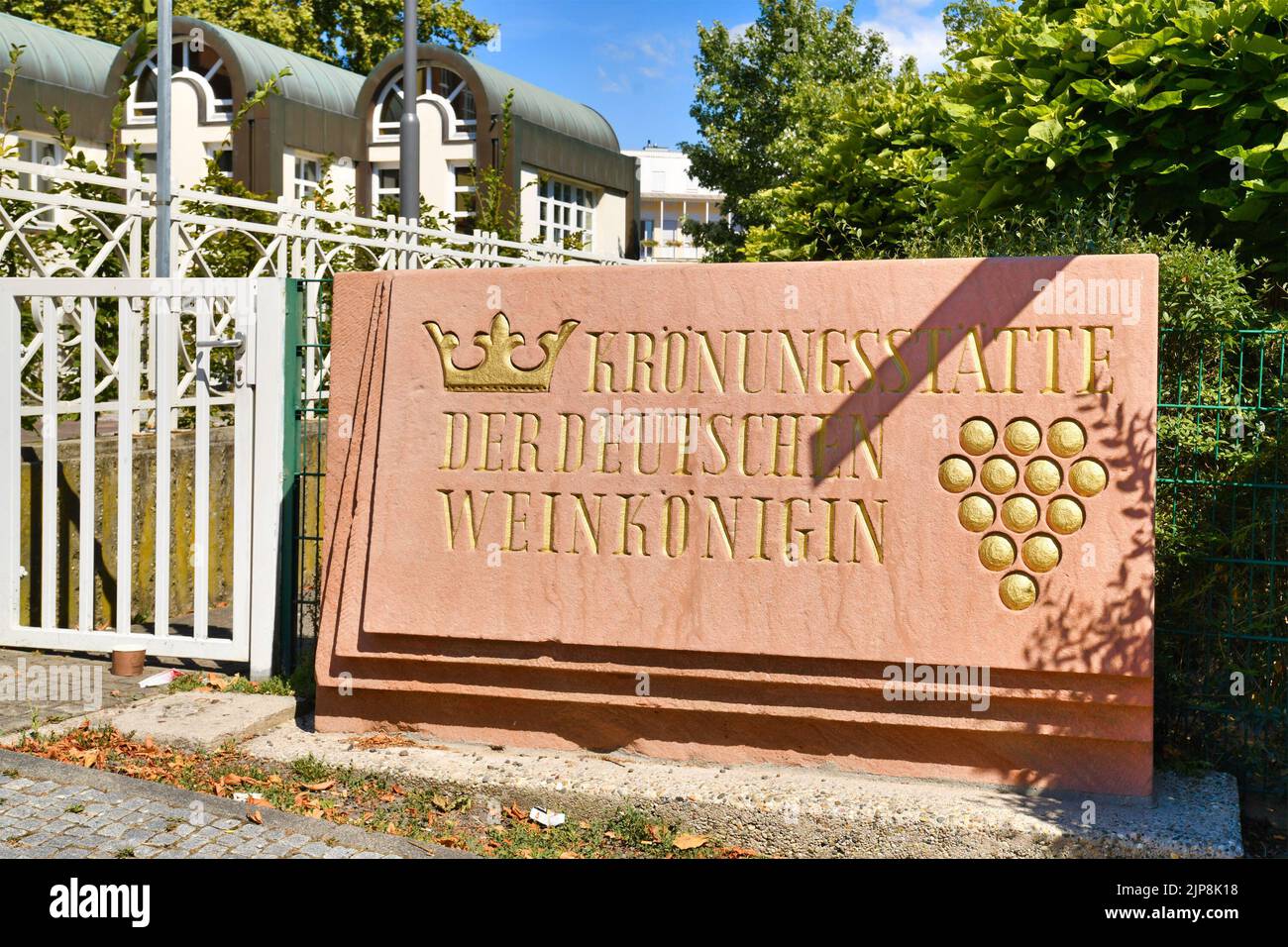 Neustadt an der Weinstraße, Deutschland - August 2022: Schild mit der Aufschrift "Krönungsstadt der deutschen Weinkönigin", einem Vertreter der deutschen Weinindustrie Stockfoto