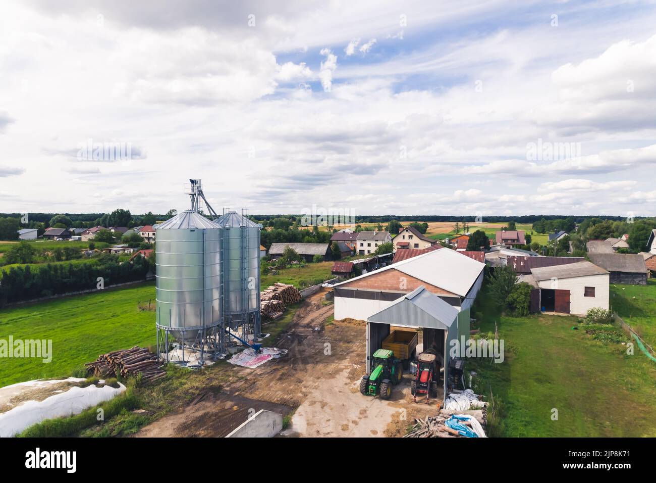 Luftaufnahme von einem Bauernhof und Feldern während der Erntezeit. Hochwertige Fotos Stockfoto