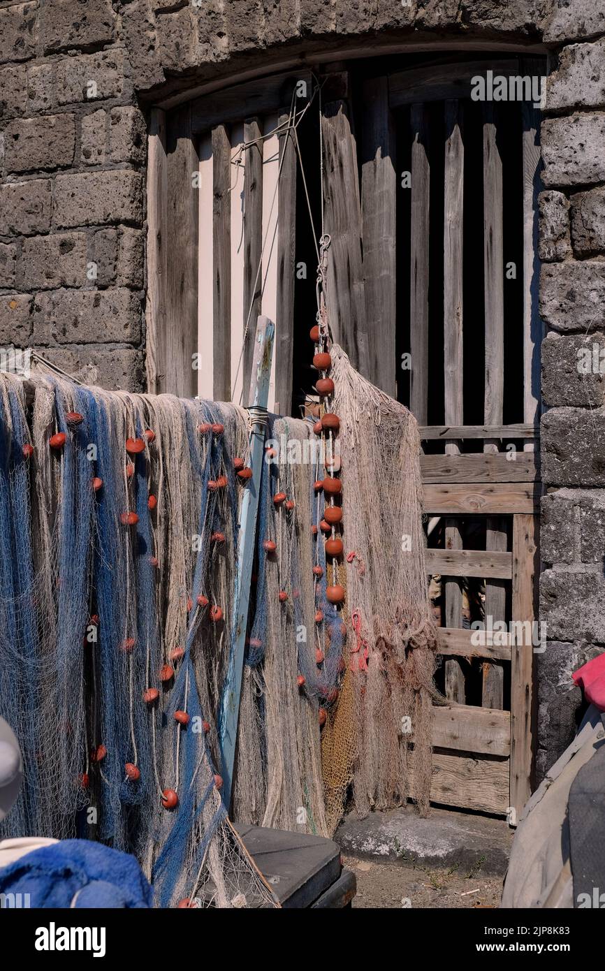 Im Dorfhafen von Marina Grande in Sorrent Italien hängen Fischernetze traditioneller Fischer zum Trocknen aus. Eine beliebte Gegend für Fischrestaurants. Stockfoto