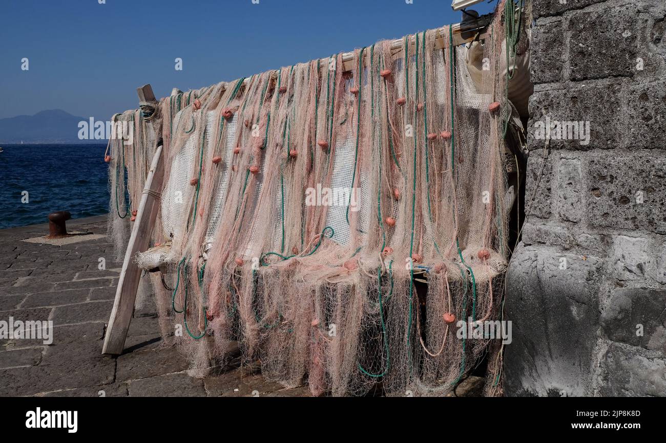 Im Dorfhafen von Marina Grande in Sorrent Italien hängen Fischernetze traditioneller Fischer zum Trocknen aus. Eine beliebte Gegend für Fischrestaurants. Stockfoto