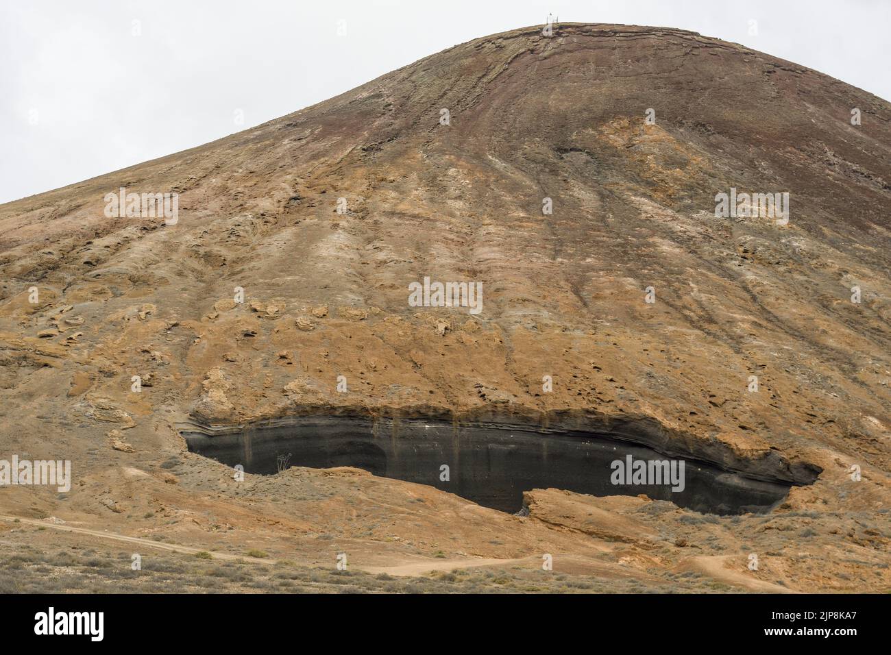 Loch in der Seite eines Vulkans Stockfoto