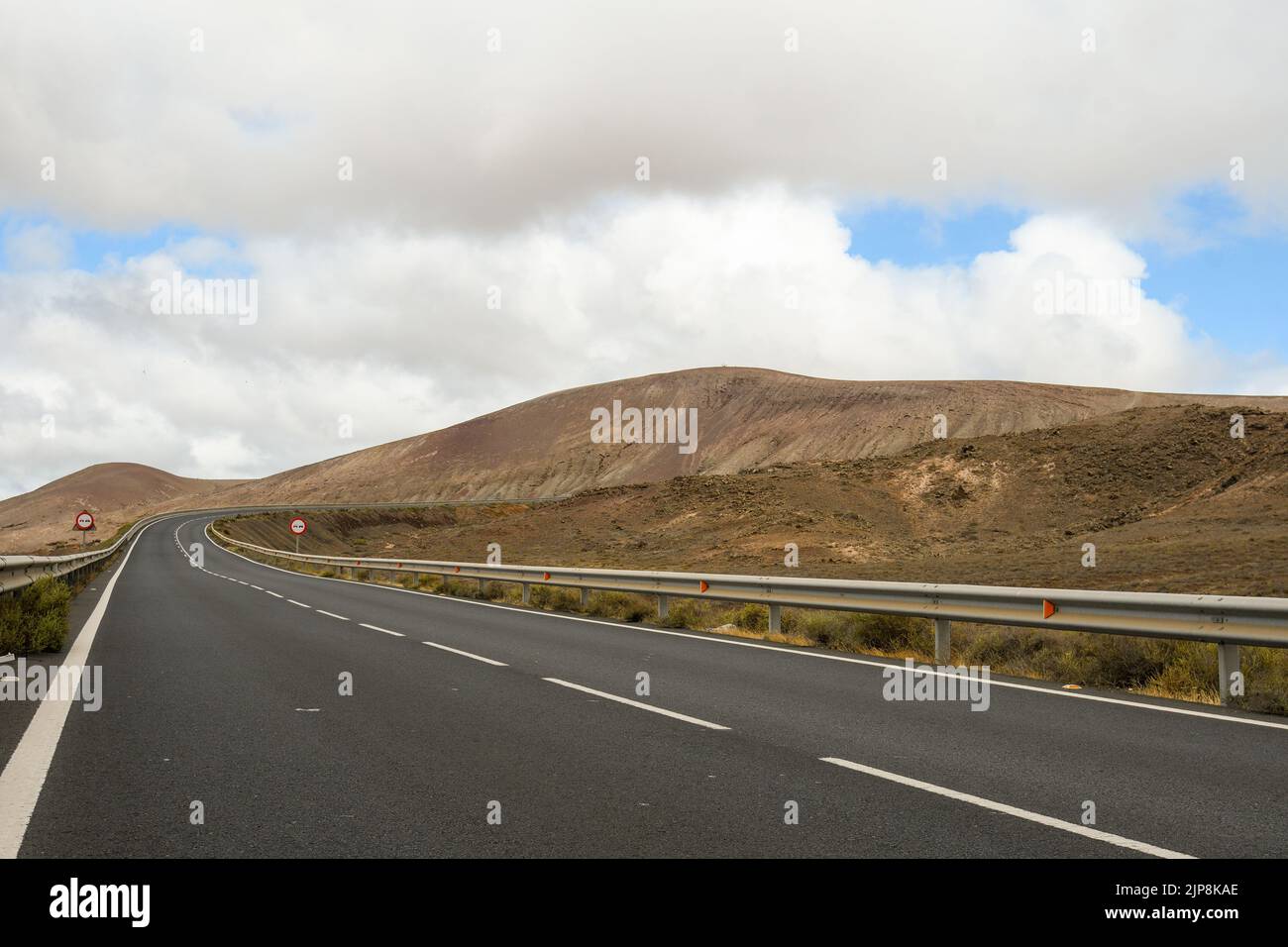 Straße zwischen den Vulkanen von Lanzarote Stockfoto