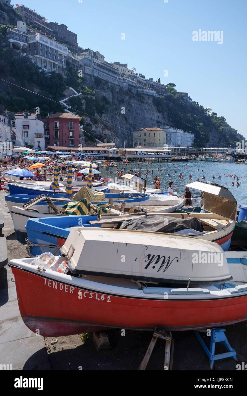 Blick über Marina Grande Sorrento Italien ein kleiner, traditioneller Fischerhafen, der bei Restaurants und Touristen mit Meeresgastronomieangebot beliebt ist. Stockfoto