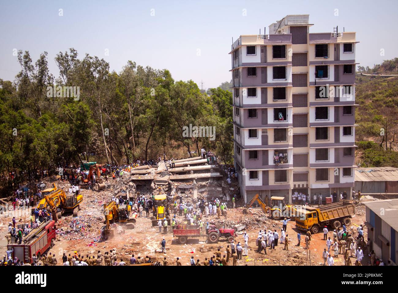 Glücklicher Gebäudeeinsturz, Mumbra, Bombay, Mumbai, Maharashtra, Indien Stockfoto