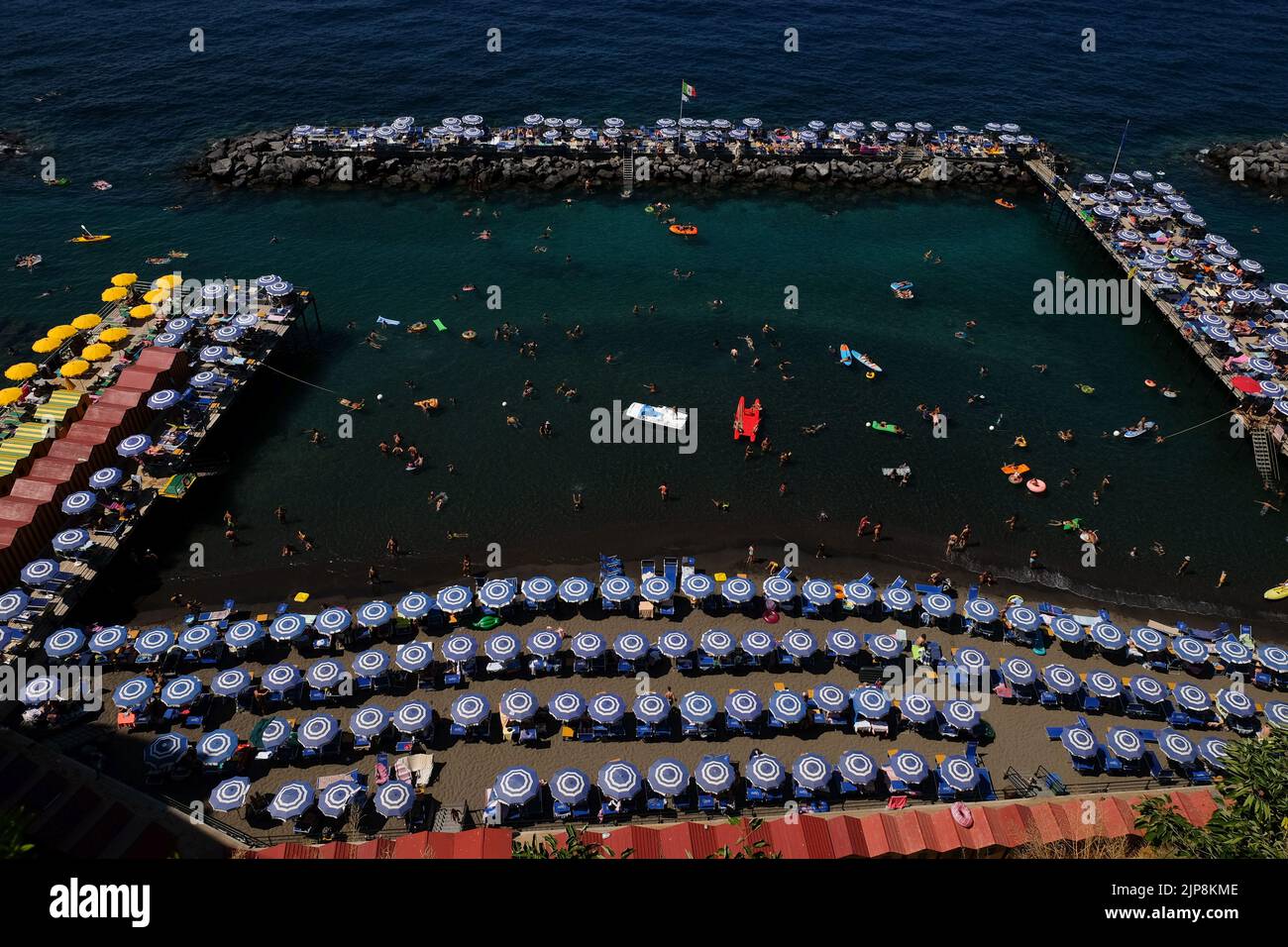 Ein Luftblick auf die Beach Clubs in Sorrent Süditalien bietet Touristen und Einheimischen einen sicheren Schwimm- und Badebereich. Stockfoto