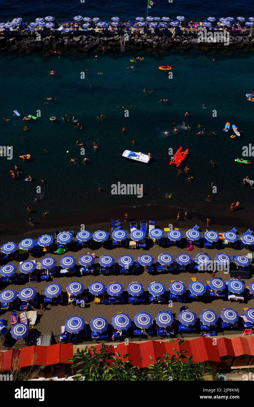 Ein Luftblick auf die Beach Clubs in Sorrent Süditalien bietet Touristen und Einheimischen einen sicheren Schwimm- und Badebereich. Stockfoto