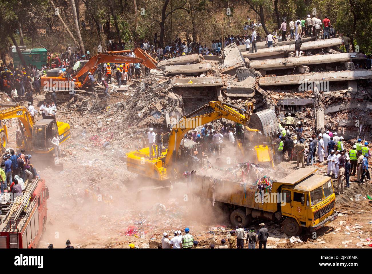 Glücklicher Gebäudeeinsturz, Kranbeseitung von Trümmern, Mumbra, Bombay, Mumbai, Maharashtra, Indien am 5. April 2013 Stockfoto