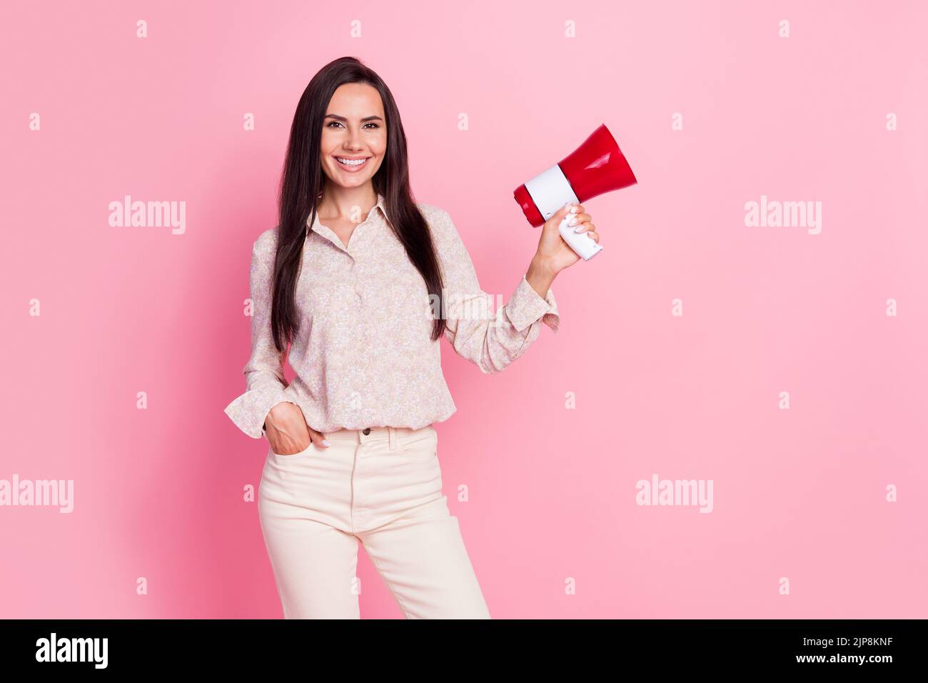 Portrait Foto von jungen attraktiven perfekte Frau halten Lautsprecher-Aktivist gegen Verschmutzung isoliert auf rosa Hintergrund Stockfoto