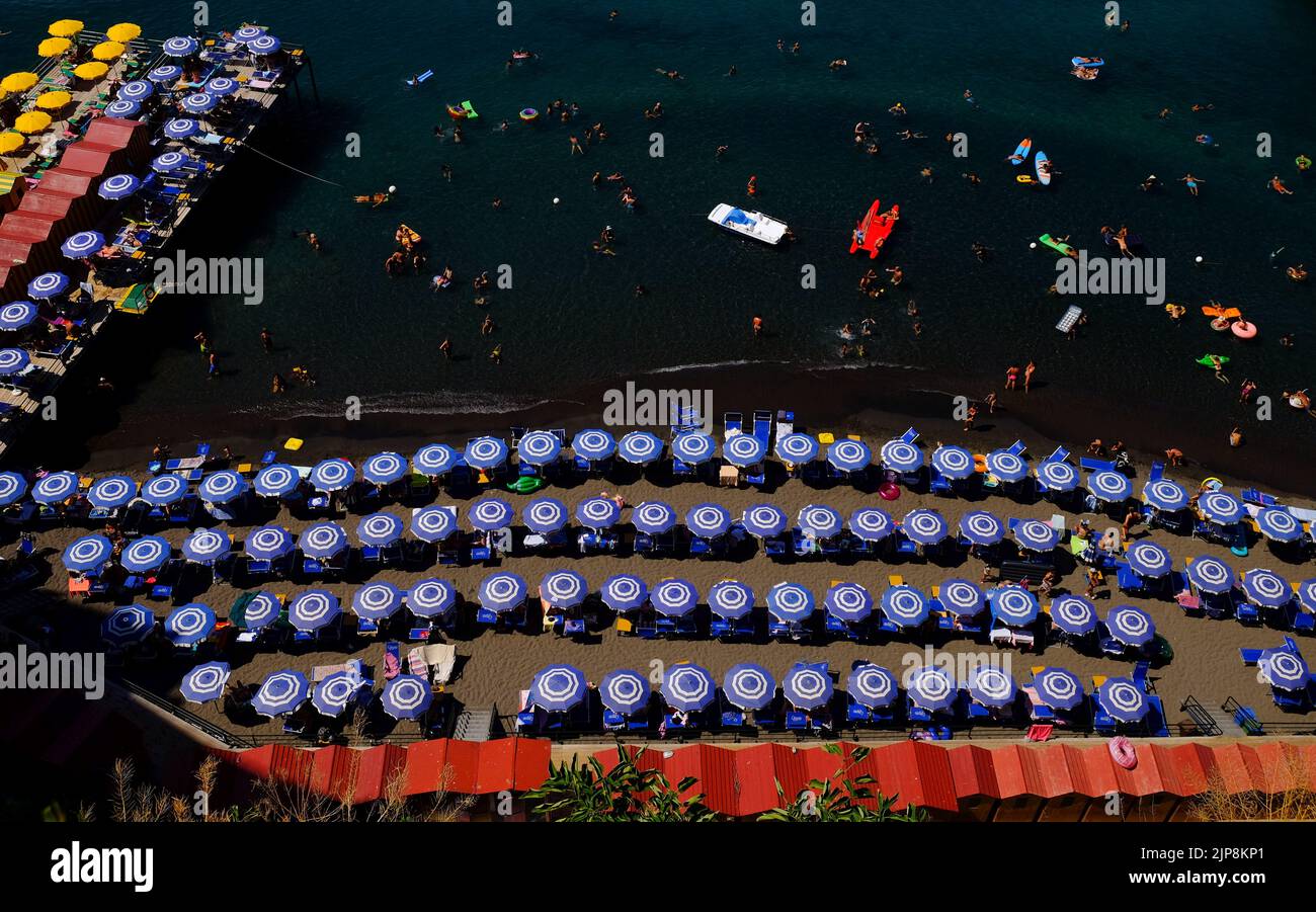 Ein Luftblick auf die Beach Clubs in Sorrent Süditalien bietet Touristen und Einheimischen einen sicheren Schwimm- und Badebereich. Stockfoto