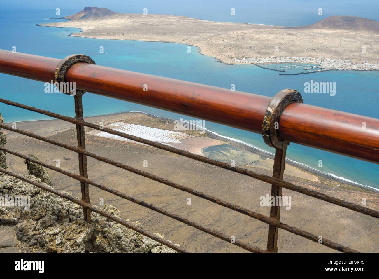 Salinas del Río im Vordergrund mit Isla de La Graciosa im Hintergrund Stockfoto