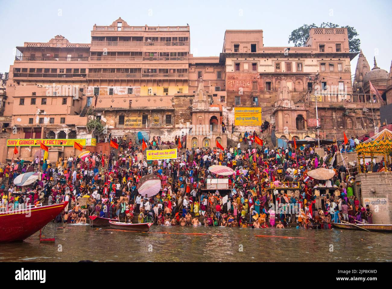 Pilger baden, Ahilyabai Ghat, Ganga Fluss Ganges, Varanasi, Banaras, Benaras, Kashi, Uttar Pradesh, Indien Stockfoto