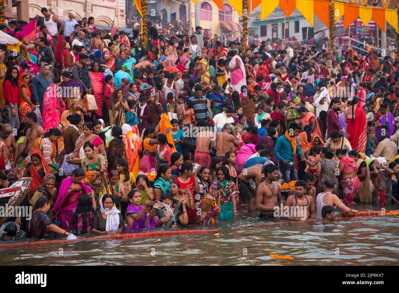 Pilger baden, Dashashwamedh Ghat, Ganga Fluss Ganges, Varanasi, Banaras, Benaras, Kashi, Uttar Pradesh, Indien Stockfoto