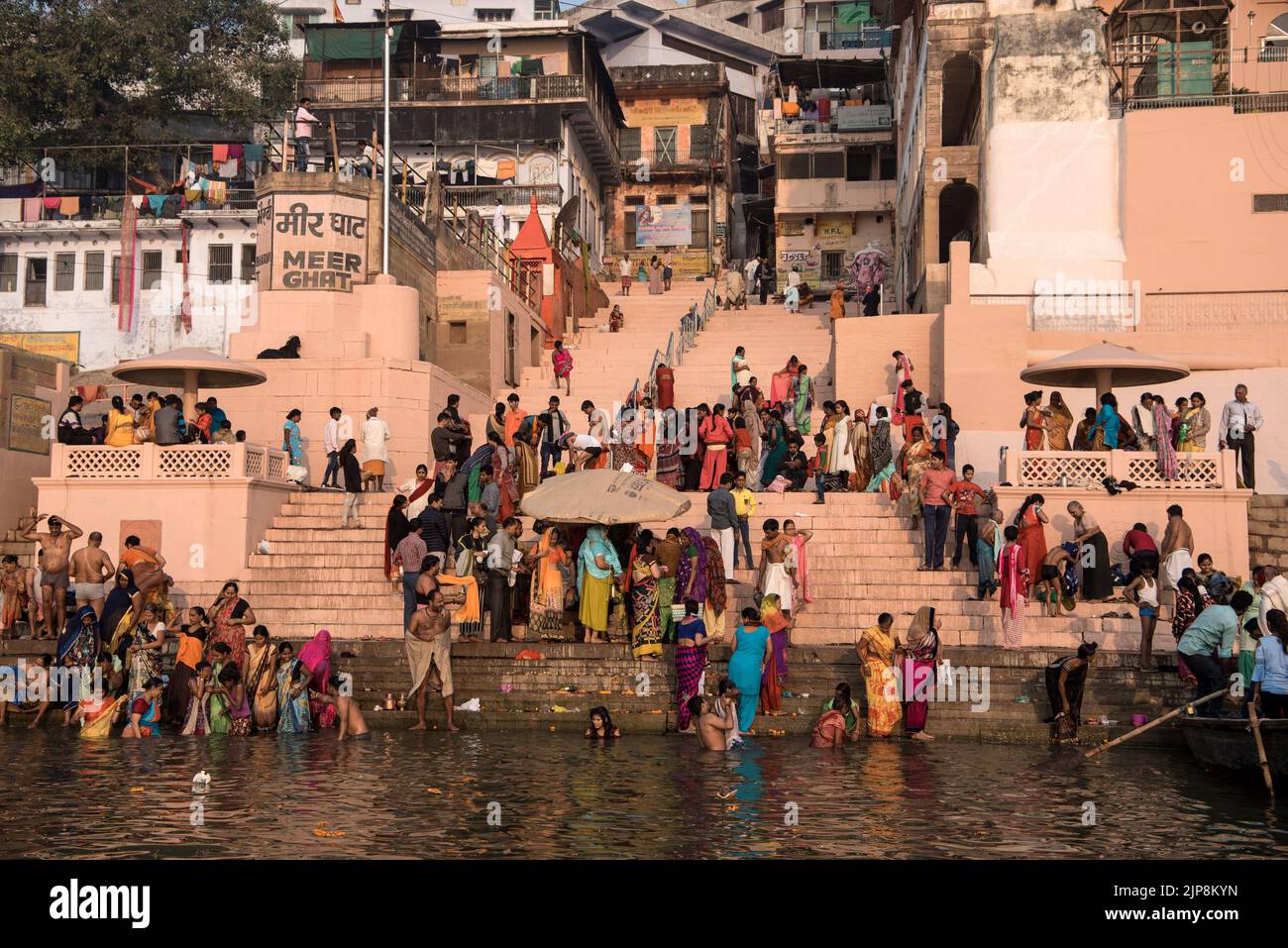 Baden bei Meer Ghat, Ganges, Varanasi, Banaras, Benaras, Kashi, Uttar Pradesh, Indien Stockfoto