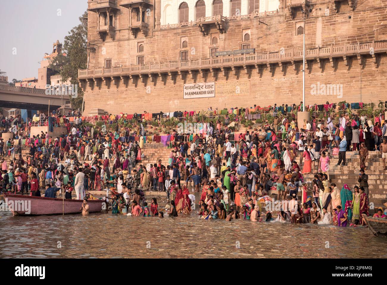 Badende in Manmandir Ghat, Ganga River Ganges, Varanasi, Banaras, Benaras, Kashi, Uttar Pradesh, Indien Stockfoto